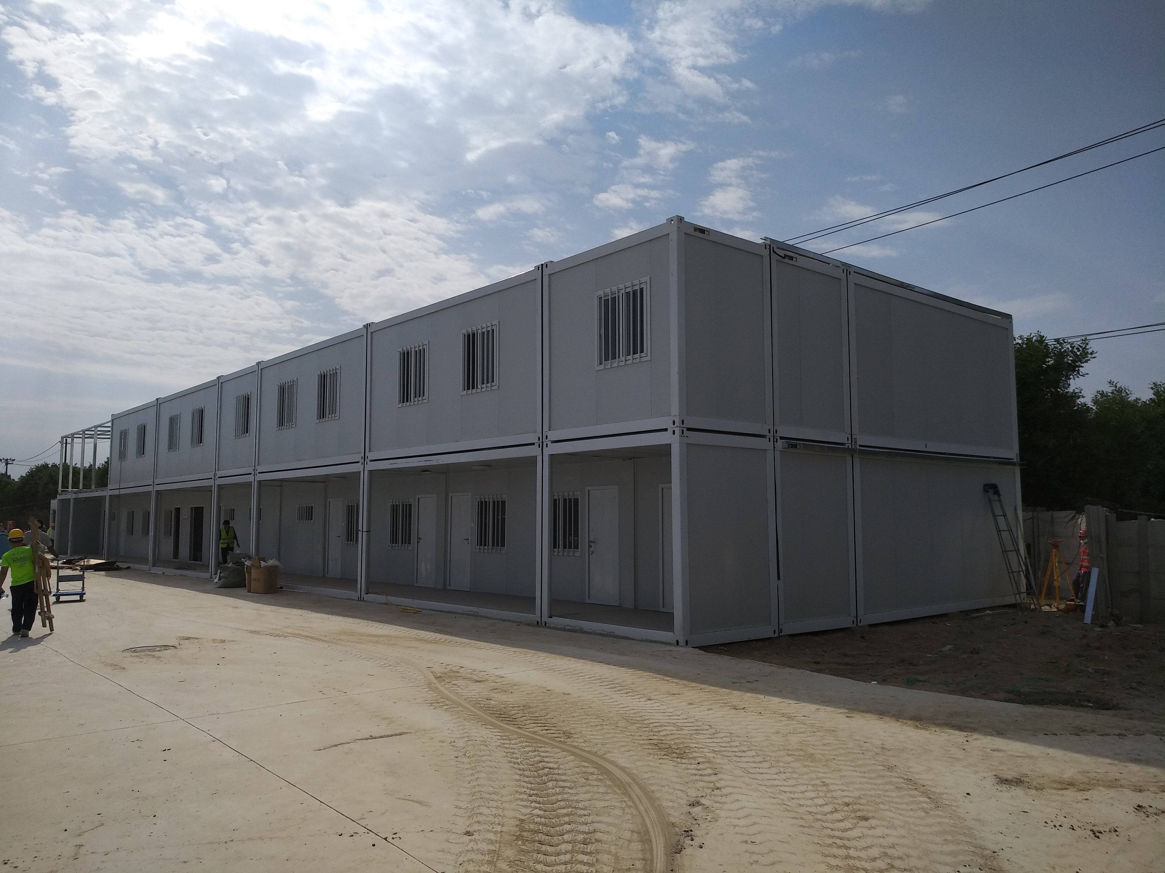 生活設(shè)施區(qū)內(nèi)建衛(wèi)生間、洗浴室、晾曬臺(tái)、多媒體教室等